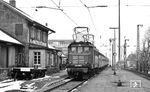 145 168 fährt in Freiburg-Littenweiler an der Höllentalbahn ein. (02.1976) <i>Foto: Burkhard Wollny</i>