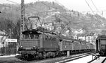 145 162 mit einem Personenzug nach Lörrach in Zell (Wiesental). (02.1976) <i>Foto: Burkhard Wollny</i>