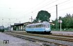 Im Oktober 1985 stand noch nicht fest ob der "Gläserne Zug" (491 001), dessen Frist am 23.12.1985 ablief, eine neue Hauptuntersuchung bekommt. Aus diesem Grund war er fast jede Woche irgendwo in Deutschland unterwegs. So war dies auch der Fall, als er ab 2. Oktober 1985 anlässlich der 150-Jahr-Feiern der DB von seiner Münchener Heimat zur Jubiläums-Ausstellung auf vielen Umwegen nach Bochum-Dahlhausen überführt wurde. Hierbei besuchte er u.a. die Bahnen der Stadt Monheim am Rhein. Das Bild zeigt 491 001 im alten Bahnhof Langenfeld (Rheinl), der seit der Durchbindung der S-Bahn nach Köln 1991 in dieser Form nicht mehr existiert. (04.10.1985) <i>Foto: Wolfgang Bügel</i>