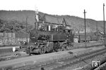 91 1055 (Humboldt, Baujahr 1908) präsentiert sich im Bahnhof Marburg/Lahn. Die Lok war erst im Januar 1958 aus Oberlahnstein nach Marburg gekommen und wurde ein Jahr später nach Treysa weitergereicht. (20.06.1959) <i>Foto: Helmut Röth</i>