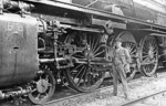 Der bekannte Wuppertaler Eisenbahnfotograf vor dem Triebwerk der 01 032 im Bw Köln Bbf. (22.08.1932) <i>Foto: DLA Darmstadt</i>