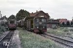 DL 101 (O&K, Baujahr 1957) mit einem Rollbockgüterzug in Steinhude. Die Rollböcke stammten von der 1963 stillgelegten Südharz-Eisenbahn. Links steht T 58. (29.07.1970) <i>Foto: Dieter Junker</i>