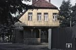 Das Empfangsgebäude von Wunstorf Stadt der StMB. Hier zweigte seit 1905 ein Streckengleis für das Kaliwerk Sigmundshall in Mesmerode von dem Hauptast nach Bad Rehburg ab.  (29.07.1970) <i>Foto: Dieter Junker</i>