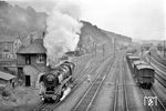 Frisch bekohlt ist 44 597 in Dillenburg auf dem Weg zu ihrem Zug. (22.06.1959) <i>Foto: Helmut Röth</i>