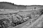 50 733 passiert mit P 2437 aus Siegen das Einfahrsignal von Welschen Ennest, das unmittelbar hinter dem Rahrbacher Tunnel (698 m) stand. (22.06.1959) <i>Foto: Helmut Röth</i>