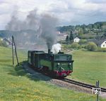 Die Reihe U war als Nassdampflokomotive mit einfacher Dampfdehnung zuerst für die Murtalbahn (U = Unzmarkt) und später für andere Schmalspurbahnen in Österreich gebaut worden. Bereits 1902 erschien eine Verbundausführung, die als Reihe Uv an die NÖ Waldviertelbahn geliefert wurde. Die spätere ÖBB 298.207 wurde als Nr. 22 im Jahr 1905 an die NÖLB (Pielachtalbahn) ausgeliefert und kam als Uv. 3 am 05.08.1912 zur Waldviertelbahn. Um 1925 wurde sie zur zur Bregenzerwaldbahn überstellt und 1931 zur Ybbstalbahn weitergereicht. 1935 kam sie von dort zur Pinzgauer Lokalbahn. 1941 durfte sie wieder ins Waldviertel und am 09.05.1948 zur Ybbstalbahn. Ab 28.03.1954 war sie wieder auf ihrer Heimatstrecke der Mariazellerbahn, von der sie am 10.05.1954 ein weiteres Mal ins Ybbstal überstellt wurde. Am 11.01.1963 kam sie wieder zur Waldviertelbahn, wo sie ab 01.01.1998 in den Bestand der ÖBB Nostalgie kam. Seit Mitte 2014 ist die Uv.3 im Eigentum des Eisenbahnclub Mh.6. Hier ist 298.207 noch im Planeinsatz im Waldviertel bei Langschlag unterwegs. (1980) <i>Foto: Karsten Risch</i>