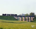 Ein Zug der Waldviertelbahn auf dem Viadukt bei Weitra. Im Hintergrund die Burganlage, die wie die Stadt Weitra zwischen 1201 und 1208 gegründet wurde. (1980) <i>Foto: Karsten Risch</i>