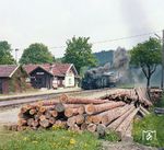 ÖBB 399.02 mit einem Rollwagen-Güterzug in Alt Weitra. (1980) <i>Foto: Karsten Risch</i>
