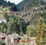 Die Gotthardbahn ist eine rund 200 km Gebirgsstrecke von Arth-Goldau (Schweiz) nach Chiasso (Italien). Mittlerweile wird die gesamte Bergstrecke der Gotthardbahn durch den Gotthard-Basistunnels auf 57 km Länge unterfahren, damit ist auch diese schöne Fotostelle bei Wassen für Schnellzüge passe. (1981) <i>Foto: Karsten Risch</i>