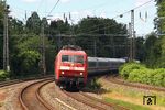 Die Baureihe 120 soll u.a. ihr Gnadenbrot vor den "Personenzügen für besondere Zwecke" (PbZ) verdienen, hier ist sie vor dem PbZ 2470 von Frankfurt nach Dortmund Bbf in Wuppertal Zoologischer Garten unterwegs. (21.06.2019) <i>Foto: Wolfgang Bügel</i>