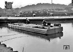 Zusammenstellung des "Westphalfloß" im Dortmunder Hardenberghafen. Jeweils drei Behälter wurden nebeneinander und acht Einheiten hintereinander gekuppelt. (1951) <i>Foto: Slg. Johannes Glöckner</i>