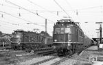 118 053 überholt mit N 5897 aus Würzburg die in Lauda wartende 118 032. (06.1976) <i>Foto: Burkhard Wollny</i>