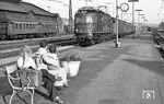 118 032 setzt in Lauda den Leerpark an den Bahnsteig. (06.1976) <i>Foto: Burkhard Wollny</i>