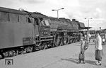 Die Fahrgäste des D 510 nach Stralsund erwarten in Pasewalk die Einfahrt des Zuges. (07.1976) <i>Foto: Burkhard Wollny</i>