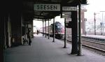613 602 läuft als Eilzug nach Kreiensen in den Bahnhof Seesen ein.  (05.05.1983) <i>Foto: Peter Schiffer</i>