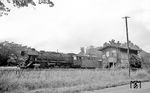 Die Eberswalder 44 0614 (ex 44 1614) fährt mit einem Güterzug durch den Bahnhof Chorin und passiert dabei das mechanische Wärterstellwerk W2 der Bauart Jüdel. (07.1976) <i>Foto: Burkhard Wollny</i>