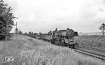 Der nächste Güterzug mit der ölgefeuerten 50 0012 und einer nicht ganz ungefährlichen Ladung, einem russischen Panzer, bei Wilmersdorf nahe Angermünde. (07.1976) <i>Foto: Burkhard Wollny</i>
