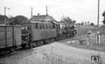 50 0012 (Bw Pasewalk) passiert einen Bahnübergang südlich von Wilmersdorf. Die Lok erhielt 1966 ihre Ölfeuerung und entstand aus der rekonstruierten 50 3597, ex 50 1407. (07.1976) <i>Foto: Burkhard Wollny</i>