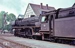 Der letzte Sommer für die Baureihe 03.10 ist angebrochen. Der Heizer der Hagen-Eckeseyer 03 1076 wartet in Marsberg auf den Abfahrauftrag. (1966) <i>Foto: Günter Hauthal</i>
