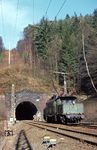 Auch seit 2017 Geschichte: Nach vollendeter Schiebeleistung wartet 194 584 am Schwarzkopftunnel auf die Rückfahrt nach Laufach. (03.1984) <i>Foto: Günter Hauthal</i>
