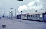 Eine 50er verlässt mit einem Personenzug den Hauptbahnhof von Kassel. Das weiß umrandete blaue Schild des zweiten Wagens kennzeichnete den sog. "Nachlösewagen", in welchem sich der Fahrgast zum Nachlösen einer Fahrkarte aufzuhalten hatte, bis der Schaffner kam und ihm die gewünschte Fahrkarte verkaufte, i.d.R. mit einer Nachlösegebühr von 1,-DM. (1971) <i>Foto: Günter Hauthal</i>