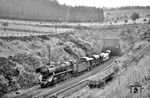44 916 (Bw Altenhundem) kommt nach Durchfahren des 698 m langen Rachbacher Tunnels wieder ans Tageslicht. Hinter dem Tunnel stand direkt das Einfahrsignal von Welschen Ennest. (23.06.1959) <i>Foto: Helmut Röth</i>