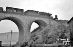 Der alltägliche Dampfbetrieb interessierte die unter der Brücke spielenden Kinder damals wenig, während die Altenhundemer 44 1329 über das Niederdielfender Viadukt rumpelt. (23.06.1959) <i>Foto: Helmut Röth</i>