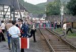 Aus Protest gegen die Streckenstillegung der Oleftalbahn Kall - Schleiden blockierte die einheimische Bevölkerung die Gleise in der Ortsdurchfahrt von Olef vor dem letzten Zug (mit 211 064). Der Zugführer des Zuges genießt derweil die Fahrtunterbrechung mit einem "Kurzen". (30.05.1981) <i>Foto: Peter Schiffer</i>