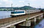 141 248 (Bw Hagen-Eckesey) mit N 5380 auf der Ruhrbrücke bei Wetter. Sie erhielt mit einem Umbau für einen Muster-S-Bahnzug im AW Karlsruhe Ende 1977 eine Sonderlackierung. Die spezielle Lackierung mit dem seitlichen Pfeil brachte es allerdings mit sich, dass sie nur mit dem Führerstand 2 voraus "richtig" zum Zug laufen konnte. Aus Abnutzungsgründen wurden die Loks im S-Bahnbereich aber alle 4 Wochen gedreht. Daher wurde der Anstrich-Vorschlag als nicht zielführend wieder verworfen. (12.10.1985) <i>Foto: Wolfgang Bügel</i>