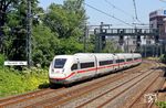 Als ICE 4 bezeichnet die Deutsche Bahn den neuesten Typ der Hochgeschwindigkeitszüge Intercity-Express (ICE), der seit 2017 im Einsatz ist. Insgesamt sollen bis zu 300 Züge unter der Baureihenbezeichnung 412 angeschafft werden. Eine zwölfteilige Variante befindet sich seit Dezember 2017 im Regelbetrieb, eine siebenteilige soll ab Dezember 2020 einsatzbereit sein. Hier ist 412 9203 als LPFT von Dortmund ins ICE-Werk Köln-Nippes unterwegs. (28.06.2019) <i>Foto: Wolfgang Bügel</i>