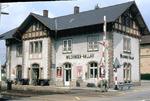 Der Bahnhof Wilchingen-Hallau ist ein Regionalbahnhof der Deutschen Bahn auf Schweizer Staatsgebiet an der Bahnstrecke Schaffhausen - Waldshut, welcher rund 3 km ausserhalb des Dorfkerns beim Weiler Unterneuhaus liegt. (10.05.1978) <i>Foto: Oskar Bär</i>