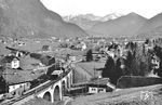 Ein Personenzug nähert sich auf dem Viadukt über die Staatsstraße von Klais dem damals noch beschaulichen Ort Mittenwald vor der Kulisse der Seefelder Alpen. (1936) <i>Foto: RVM (Huber)</i>