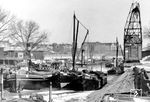 1842 wurde an der Zollelbe in Magdeburg ein Winterschutzhafen angelegt. 1880 wurde der Winterschutzhafen zum neuen Magdeburger Umschlaghafen ausgebaut. Er verlor jedoch schon bald wieder an Bedeutung, als 1893 der Handelshafen im Norden der Stadt fertiggestellt war.  (1940) <i>Foto: RVM (Schulze-Amelung)</i>