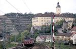 Vor der Kulisse von Schloß Horneck (einer Burg des ehem. Deutschen Ordens) läuft 455 106 aus Heidelberg in den Bahnhof Gundelsheim ein. (03.05.1984) <i>Foto: Peter Schiffer</i>