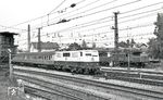 Die gerade einmal ein halbes Jahr alte Münchener 111 048 passiert eine Menge alten Eisens in Freilassing. (07.1976) <i>Foto: Burkhard Wollny</i>