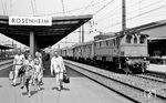Während 116 009 vor N 4537 nach Freilassing (Abfahrt 11.13 Uhr) in Rosenheim noch eine Stunde Pause hat, kündigt sich für Reisenden ein Schnellzug nach Kufstein an. (07.1976) <i>Foto: Burkhard Wollny</i>