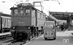 116 009 vor N 4538 (Abfahrt 9.08 Uhr) im Bahnhof Traunstein. (07.1976) <i>Foto: Burkhard Wollny</i>