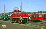 Die heute noch im DB-Museum Koblenz-Lützel hinterstellte E 60 10 mit 795 240 (ex VT 95 9240), der in den 1950er Jahren als "Nebenbahnretter" galt, weil sein Betrieb deutlich kostengünstiger als der lokbespannter Züge war. (13.10.1985) <i>Foto: Wolfgang Bügel</i>
