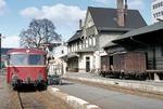 798 521 übernimmt Expreßgut im Bahnhof Biedenkopf, eine heute nicht mehr vorstellbare Szene. (08.03.1984) <i>Foto: Peter Schiffer</i>