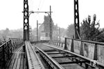 Die Bahnen des Rhein-Wupper-Kreises waren ein Nahverkehrsunternehmen im Bereich Opladen - Hilden - Ohligs und betrieben regelspurige Straßenbahnen und eine Kleinbahn. Im Einzelnen entstanden Straßenbahnstrecken mit einer Gesamtlänge von 20,6 km, am 22. Juli 1911	Opladen - Immigrath, am 28. September 1911 Immigrath - Landwehr - Ohligs und am 21. März 1913	Landwehr - Höhscheid (5,3 km). Eine Besonderheit stellte die Überquerung der Bahnstrecke Opladen - Hilden in Immigrath dar, auf der hier gerade Tw 21 (Westwaggon, Baujahr 1950) nach Opladen unterwegs ist. (1951) <i>Foto: Gerd Wolff</i>