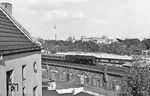 01 0510 (Bw Wittenberge) mit D 1332 nach Hamburg vor der Kulisse von Fernsehturm und Reichstag nahe des Lehrter Bahnhofs in Berlin. Rechts ist auch die Kongresshalle mit ihrem gewölbten Dach zu erkennen, dessen südlicher Teil am 21. Mai 1980 einstürzte. (07.1976) <i>Foto: Burkhard Wollny</i>