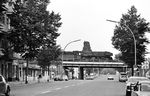 01 0510 überquert mit D 336 nach Hamburg die Paulstraße in Berlin-Bellevue. (07.1976) <i>Foto: Burkhard Wollny</i>