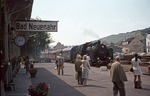 Wäre nicht die junge Dame im Minirock, könnte man sich fast in die 1930er Jahre zurückgesetzt fühlen. 24 009 mit dem EK-Sonderzug bei der Einfahrt in den Bahnhof Bad Neuenahr.  (12.06.1973) <i>Foto: Wolfgang Bügel</i>