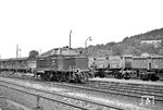 Alle 15 Lokomotiven der Baureihe V 65 wurden ab 1956 in Marburg (Lahn) zusammengezogen und vor leichten Reisezügen auf den Nebenbahnen eingesetzt. Hier übernimmt V 65 005, die von 1956 bis 1974 in Marburg stationiert war, einen Zug. (24.06.1959) <i>Foto: Helmut Röth</i>