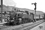 Die in Marburg stationierte 86 300 macht sich mit einem Personenzug in Marburg bereit. Am 4. Oktober 1959 verließ sie die Lahnstadt in Richtung Treysa. (24.06.1959) <i>Foto: Helmut Röth</i>