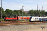 111 062 mit RE 10414 nach Aachen und NX 652 (442 652) in Wuppertal-Oberbarmen. (10.07.2019) <i>Foto: Wolfgang Bügel</i>