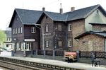 Das alte - mittlerweile verschwundene - Empfangsgebäude des Bahnhofs Hämelerwald. (04.1979) <i>Foto: Benno Wiesmüller</i>