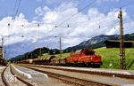 Am Zugschluss des Güterzuges mit ÖBB 1245.001 und 1110.014 half 1020.015 (ex E 94 130) in Fieberbrunn tatkräftig mit. (1983) <i>Foto: Günter Hauthal</i>