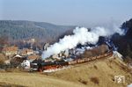 44 1093 mit einem Film-Güterzug vor der Kulisse des Klosters Paulinzella aus dem 11. Jahrhundert an der Strecke Saalfeld - Arnstadt. (13.02.1993) <i>Foto: Günter Hauthal</i>