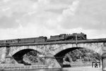 Eine Lok der Reihe 387 mit einem Schnellzug auf der Moldaubrücke in Prag. In der Zeit des Zweiten Weltkrieges bespannten Prager 387 die Schnellzüge auf der Strecke Dresden – Bodenbach durchgehend bis Dresden, weshalb die Baureihe wohl auch für die RVM-Fotografen interessant war. (1942) <i>Foto: RVM (Ittenbach)</i>